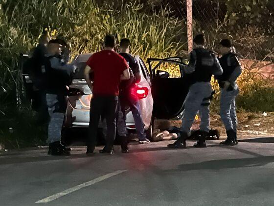 Adolescente e jovem envolvidos em roubo de carro são mortos em confronto com PMs em Cuiabá 