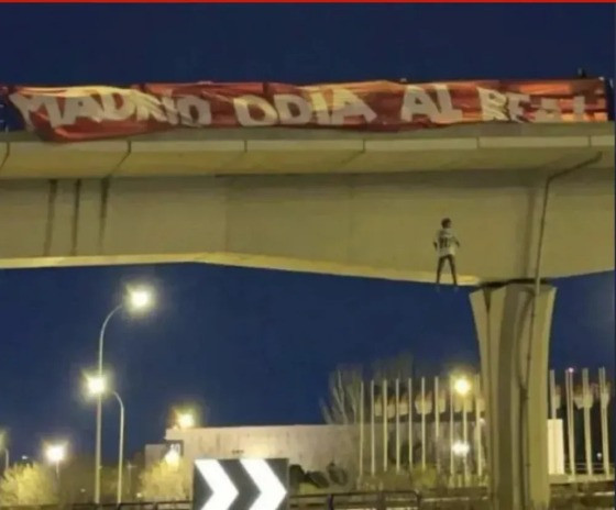 Polícia espanhola prende quatro suspeitos de pendurar boneco enforcado com blusa de Vini Jr em ponte de Madri