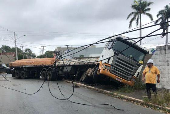 Caminhão tomba, arrasta fios e deixa 3 mil famílias sem luz em Cuiabá 