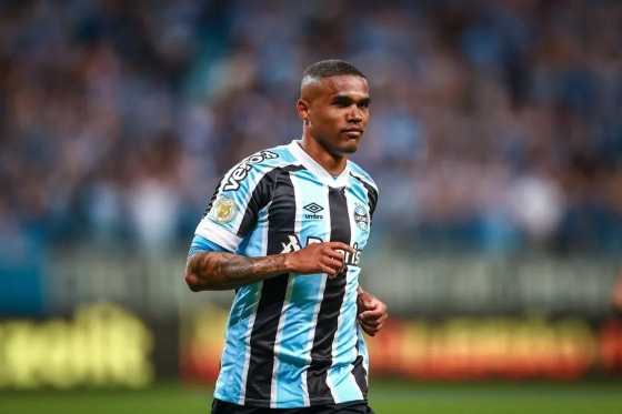 Justiça decreta prisão de Douglas Costa por falta de pagamento de pensão alimentícia.