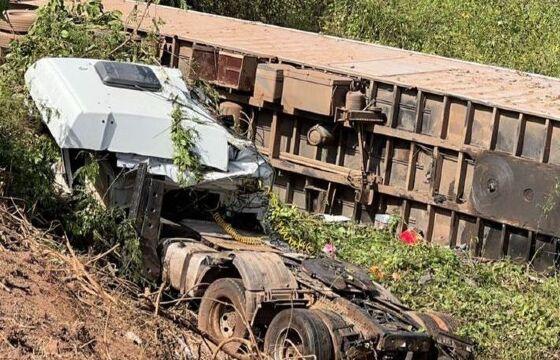 Passageiro morre em acidente entre carreta e automóvel de passeio na BR-163