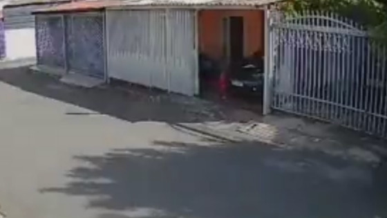 Bebê de 1 ano é atropelada pelo carro do pai e sai sem ferimentos graves