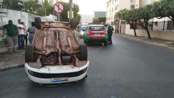 Carro capota após motorista bêbado causar acidente próximo ao shopping de VG