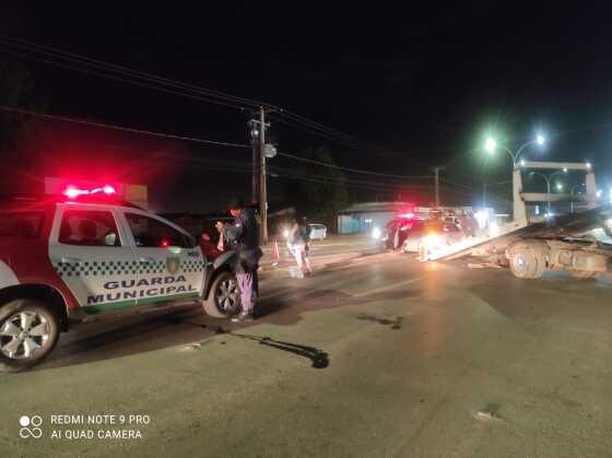 Alcoolizado, motorista colide e derruba poste de iluminação em avenida de VG
