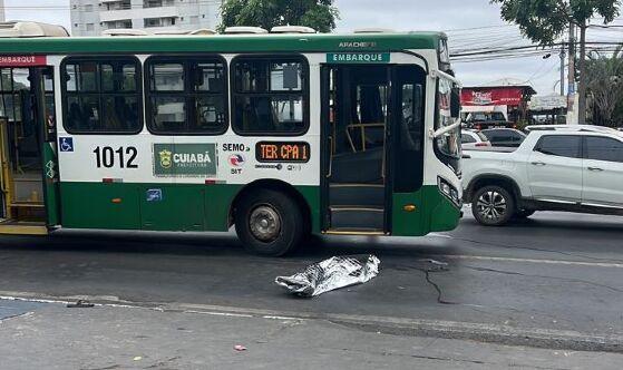 Homem morre atropelado por ônibus em Cuiabá; vídeo mostra momento do acidente