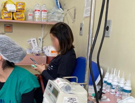 Estudante de medicina é expulsa de hospital depois de levar cigarro eletrônico em sala de parto.