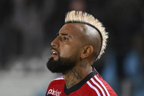 Vidal anuncia que deixará o Flamengo em dezembro.