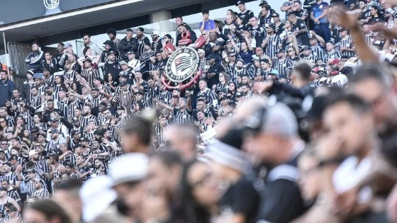 Corinthians é punido por cantos homofóbicos e terá que fazer jogo com portões fechados