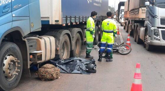 Acidente entre motocicleta e carreta deixa dois mortos na BR-364