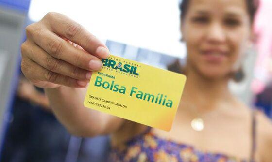 A partir segunda (19) os beneficiários do Bolsa Família receberão com aumento; R$ 705,40 por família