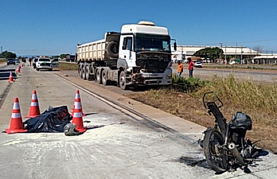 Colisão frontal entre carreta e motocicleta resulta em morte em Cuiabá