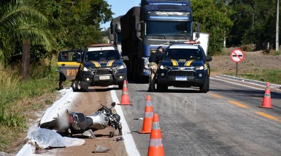 Motociclista invade pista contrária na BR-364 colide com caminhão baú e morre no local