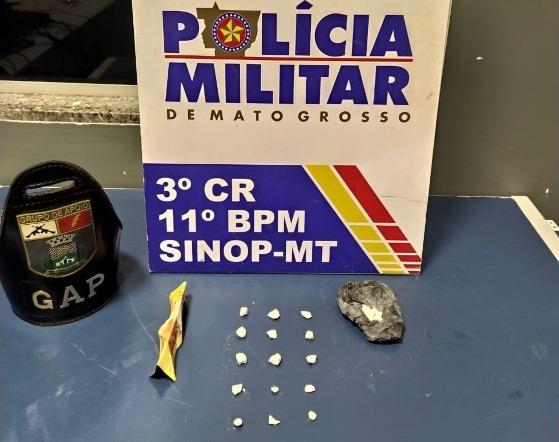 O trio foi preso por tráfico ilícito de drogas, associação para o tráfico e importunação sexual