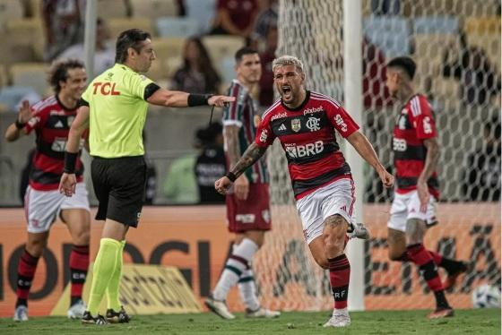 "Arrascaetas" bombam, e crianças pelo Brasil são registradas com o nome do craque do Flamengo.