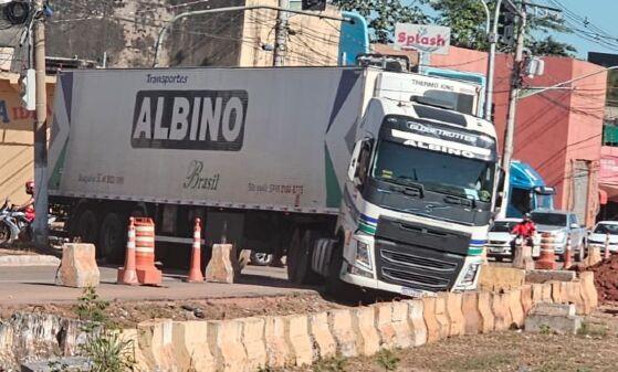Trânsito na Feb é liberado após carreta cair na vala das obras do BRT em VG