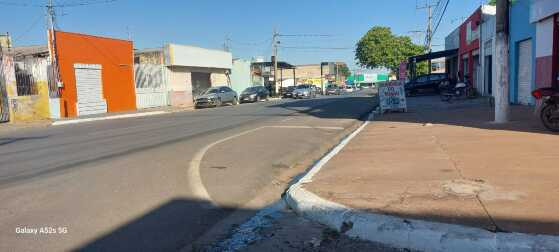 Uma equipe fixa para limpeza das avenidas foi dispensada gerando reclamações dos comerciantes 