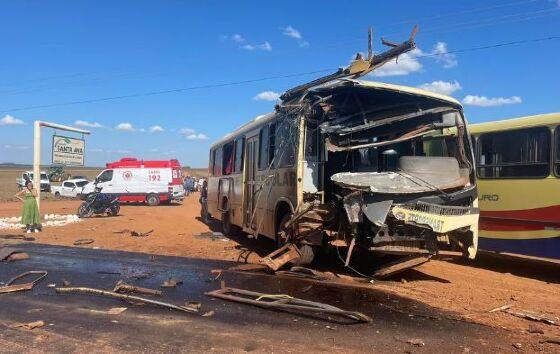 Ônibus escolar se envolve em acidente com carreta e três crianças ficam feridas 