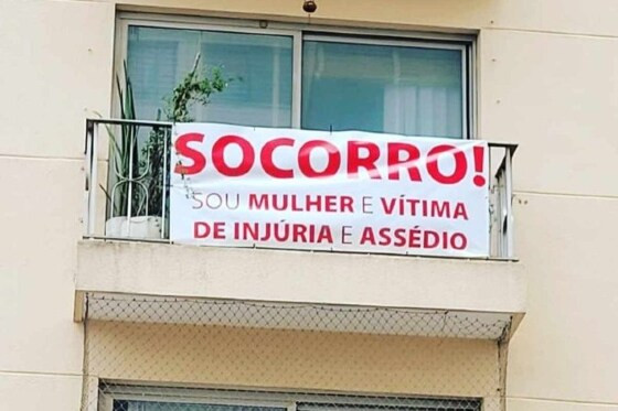 Mulher pendura faixa em janela para denunciar assédio de vizinho: ‘Me persegue 24h por dia’