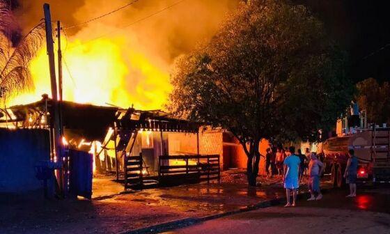 Casa pega fogo, jovem morre carbonizada e polícia indica possível suicídio