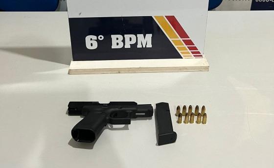 Na ação, a Polícia Militar apreendeu uma pistola de calibre .9mm e 10 munições