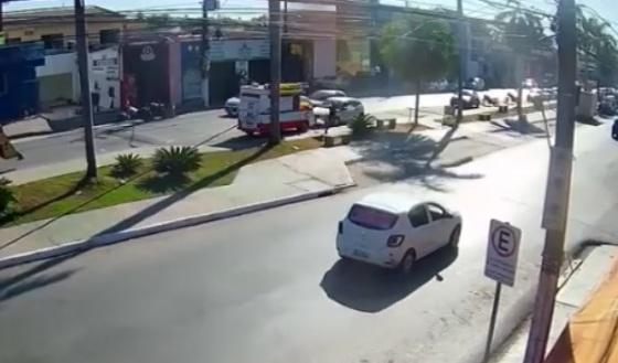 Imagens flagram homem incendiando Kombi de churros em Cuiabá 