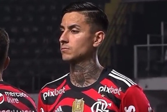 Flamengo comete gafe e entra em campo com patch de campeão brasileiro de 2022, vencido pelo Palmeiras