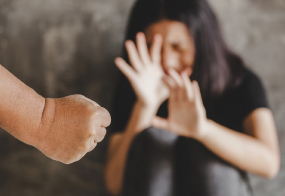 Menino de 11 anos dá panelada em padrasto e salva a vida da mãe