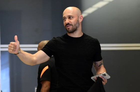 Alessandro diz que Corinthians precisa vender jogadores para pagar contas e cogita mais saídas
