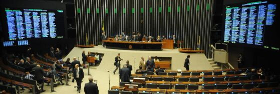 Deputados buscam apoio para PL de anistia que pode beneficiar Bolsonaro