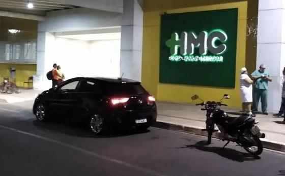 Jovem tem fratura exposta em acidente moto e carro em Cuiabá