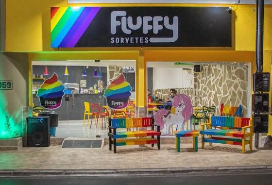 A sorveteria oferece uma variedade de sorvetes artísticos e artesanais, onde Modesto brinca com diversos elementos