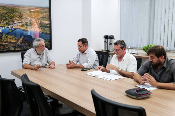 Os líderes comunitários da região reclamam de poeira, buracos, acidentes e gastos com oficina mecânica