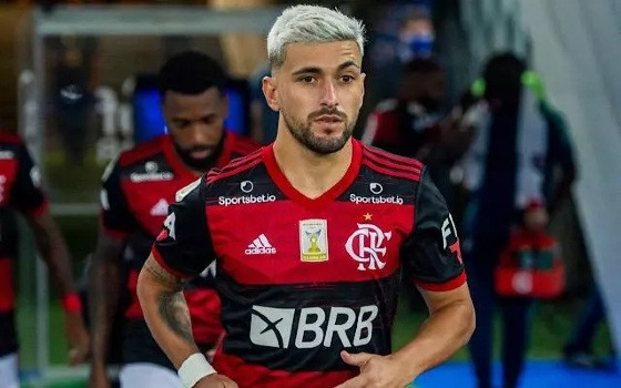 Arrascaeta tem contrato com o Flamengo até dezembro de 2026 e possui uma multa rescisória em 50 milhões de euros, cerca de R$ 300 milhões