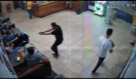 Câmera de segurança mostra suspeito invadindo lanchonete e atirando contra um homem em MT