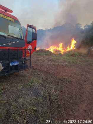 O fogo teria iniciado em uma área de mata de uma fazenda, em uma comunidade rural conhecida como Itambiquara