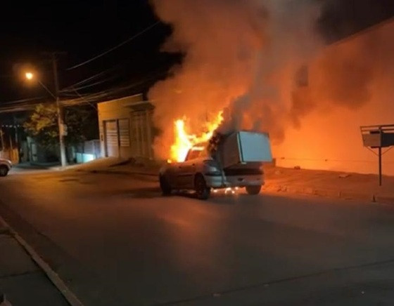 Veículo com carga no porta-malas pega fogo no bairro Três Barras