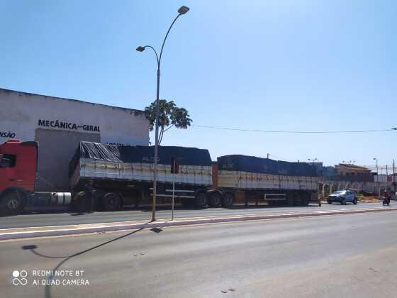 Carreta carregada com 15 mil toneladas de brinquedos quase tomba em avenida de VG 