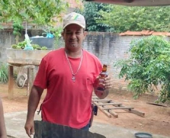 Homem morre após filho colidir moto contra manada de porco em estrada rural de MT