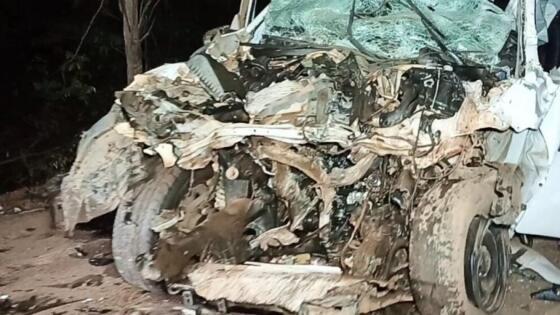 Veículo ficou totalmente destruído