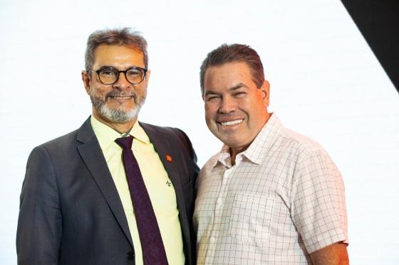 Presidente Alessio Costa Lima (esquerda) e Silvio Fidelis, vice-presidente Undime nacional (a direita)