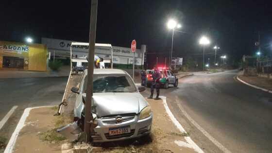 Motorista abandona veículo após colidir contra poste em avenida de VG