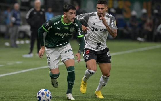 Palmeirense Piquerez e atleticano Paulinho em disputa de bola no Allianz Parque, na noite dessa quarta-feira (09).