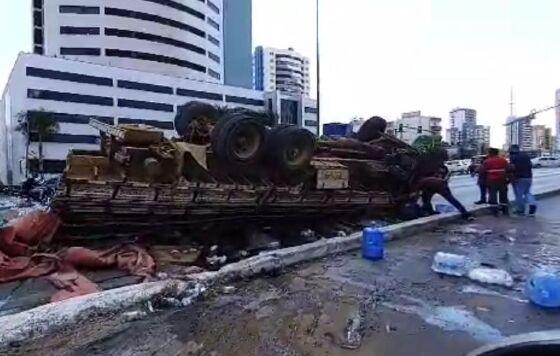 Caminhão tomba na avenida do CPA e motorista morre preso às ferragens 