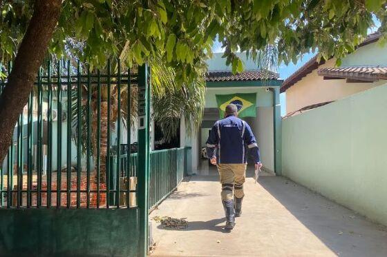 Homem encontra filho adolescente morto com quarto e arma de fogo ao lado do corpo 