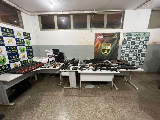 Trio é preso e mais de 30 armas entre fuzis, submetralhadoras e pistolas são apreendidas em VG 