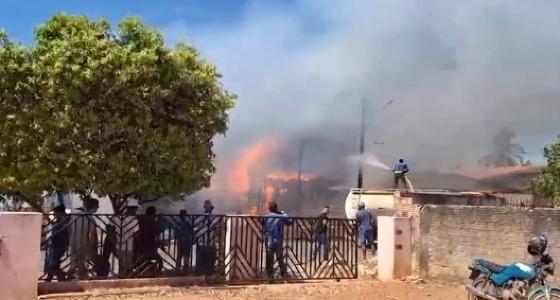 Homem em surto psicótico é preso ao incendiar a própria casa e fogo atingir casas vizinhas em MT