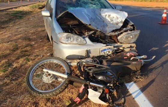 Homem morre atropelado por carreta após acidente entre moto e automóvel na BR-163