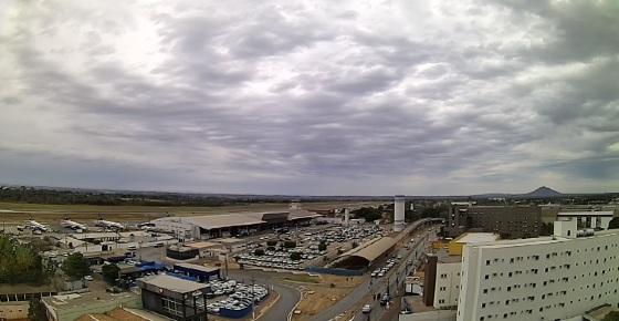 A previsão é de sol com muitas nuvens, e 90% de chances de chuva durante a noite.