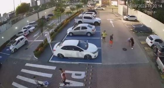 Mulher bate em babá