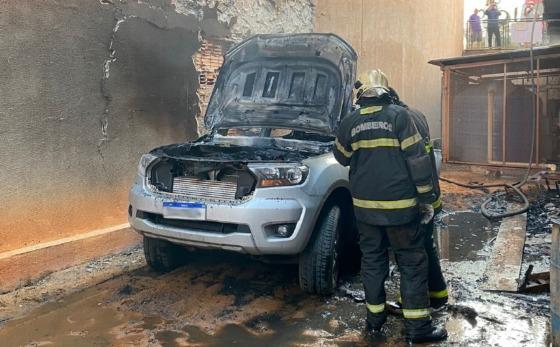 Caminhonete fica destruída após pegar fogo em pátio de hotel em Cuiabá 